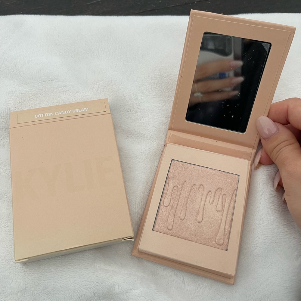Kylie cosmetics pressed illuminating powder in cotton candy cream